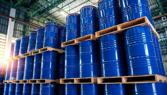 Barriles azules de químicos almacenados en bodega